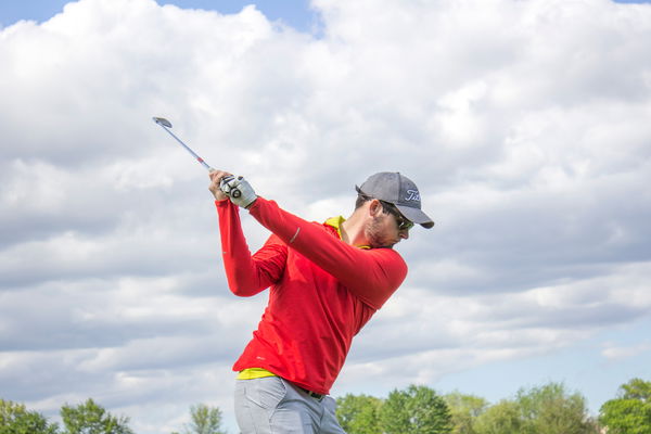 Golf fans react to golfer who SMASHES drive after drive with ONE HAND!