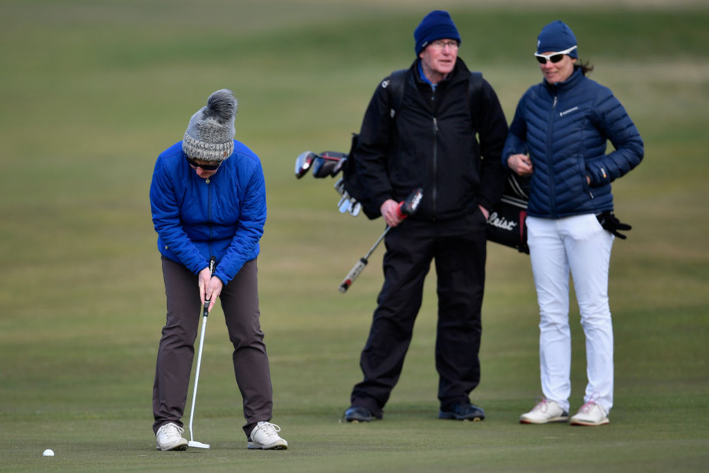 Golf club votes against men and women playing at same time